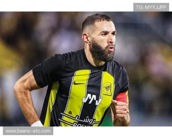 本泽马在皇马战术体系中的角色演变：从支点到核心